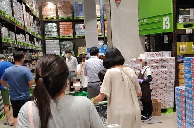 ▲ 지난 8월 31일 수도권 이마트트레이더스 시식코너 풍경.