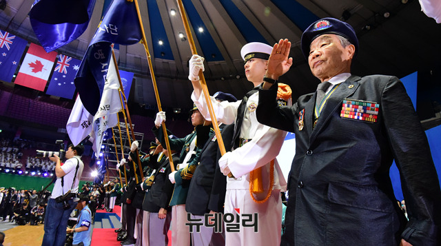 ▲ 2018년 6월 25일, 6.25전쟁 참전유공자들이 서울 송파구 잠실실내체육관에서 열린 제68주년 6.25전쟁 기념식에 참석해 거수경례를 하고 있다. 자료 사진. ⓒ이종현 기자