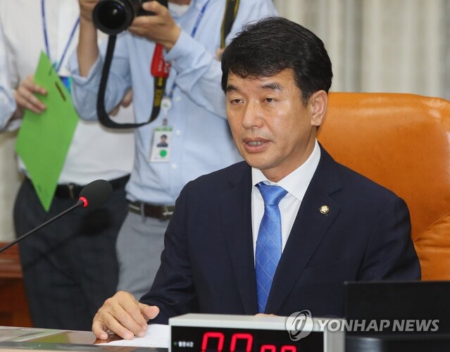 ▲ 더불어민주당 소속 문진석 임시 위원장이 지난 6월 국회에서 열린 국회 상임위 위원정수에 관한 규칙 개정 특위 전체회의에서 발언하고 있다. ⓒ연합뉴스