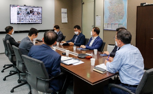 ▲ 동양 임직원이 1일 2020 목표달성 캠페인 발대식으로 온라인으로 진행 중이다. ⓒ유진