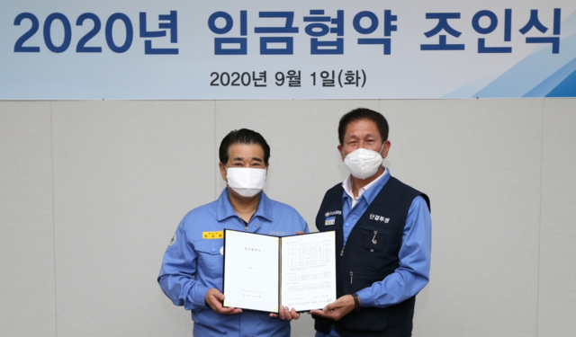 ▲ 장인화 포스코 대표이사 사장(사진 왼쪽)과 김인철 포스코노동조합 위원장이 1일 포항 본사에서 「2020년 임금협약 조인식」을 실시하고 기념촬영을 하고 있다.ⓒ포스코