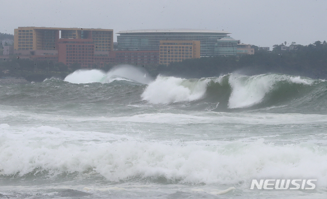 ▲ 제9호 태풍 '마이삭'이 북상 중인 1일 제주 서귀포시 예래동 앞바다에 큰 파도가 몰아치고 있다. ⓒ뉴시스