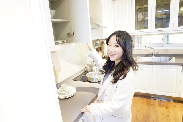 ▲ 리하우스 대형쇼룸 부천점에서 설명을 하고 있는 한샘 리하우스 퍼티 대리점 임은주RD.ⓒ한샘