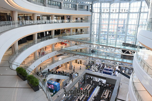 ▲ 수도권에서 '사회적 거리두기 2.5단계'가 발효된 지난달 31일 오후 서울 영등포구 한 대형쇼핑몰이 한가한 모습을 보이고 있다. ⓒ박성원 기자