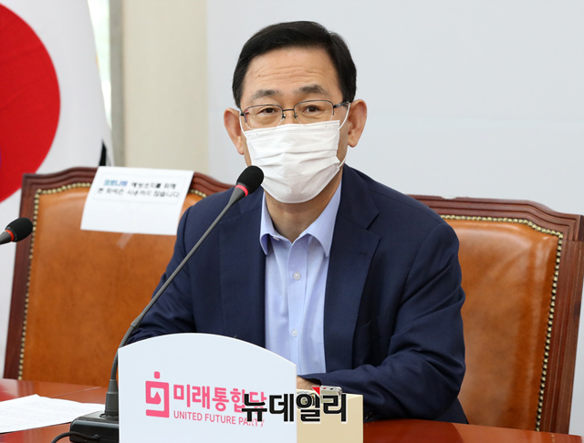 ▲ 주호영 미래통합당 원내대표가 이낙연 더불어민주당 신임 당대표에게 