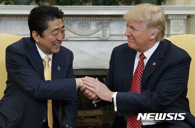 ▲ 미국을 찾은 아베 신조 총리의 손을 잡은 도널드 트럼프 미국 대통령. ⓒ뉴시스 AP. 무단전재 및 재배포 금지.