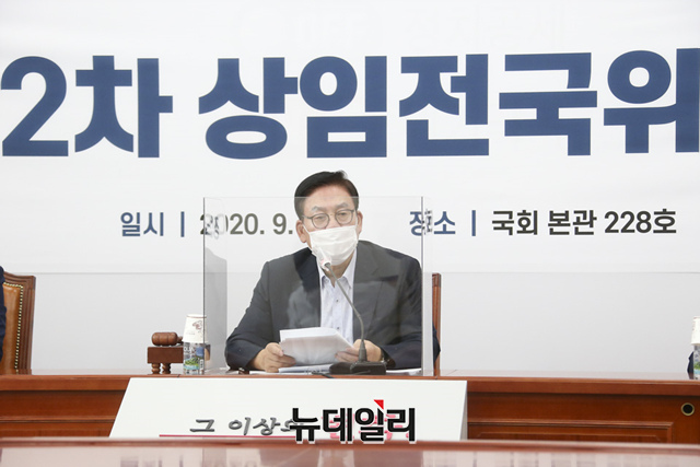 ▲ 정우택 미래통합당 전국위원회 의장이 1일 오전 국회에서 열린 제2차 상임전국위원회에 참석해 회의를 주재하고 있다.ⓒ미래통합당 제공