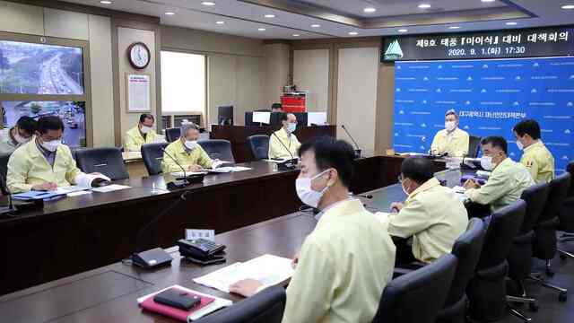 ▲ 대구시는 제9호 태풍 ‘마이삭(MAYSAK)’ 북상에 따른 태풍 대비 총력 대응태세 강화를 위해 1일 오후 5시 30분 채홍호 행정부시장 주관으로 대책회의를 가졌다.ⓒ대구시
