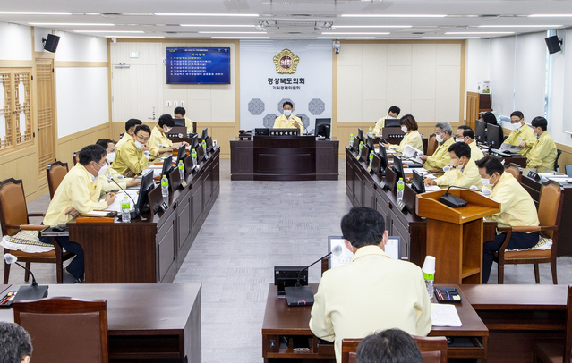 ▲ 경북도의회 기획경제위원회는 제318회 임시회 기간인 8월 27일과 28일, 31일 걸쳐 상임위원회를 열고 위원회 소관 조례안 5건과 소관 실국 및 출자출연기관 2020년도 주요업무를 보고 받았다.ⓒ경북도의회