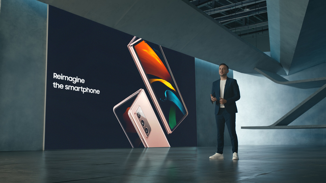 ▲ 1일 온라인으로 진행된 '삼성 갤럭시Z폴드2 언팩 파트 2'에서 삼성전자 무선사업부 엔터프라이즈 세일즈&마케팅담당 빅터 델가도(Victor DELGADO)가 '갤럭시Z폴드2'를 소개하는 모습 ⓒ삼성전자