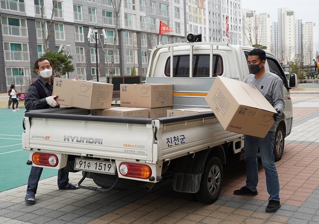 ▲ 지난 5월 취약계층에 마스크(KF-94)를 전달하는 모습.ⓒ진천군