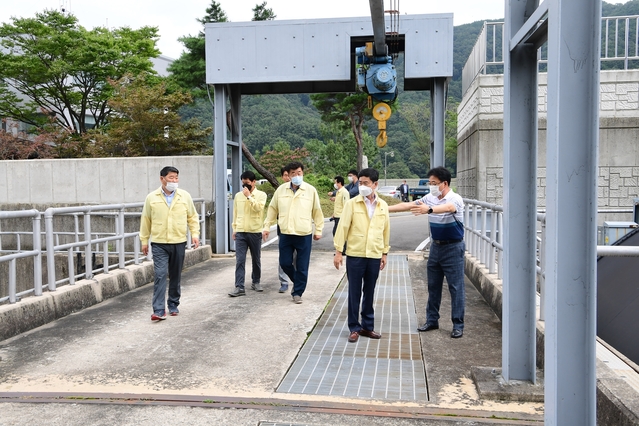 ▲ 고령군의회(의장 성원환)는 지난 1일 태풍 9호 ‘ 마이삭’ 대비 성주댐 수위조절 등에 대해 점검하고자 성주댐 관리사무소에 방문했다.ⓒ고령군의회