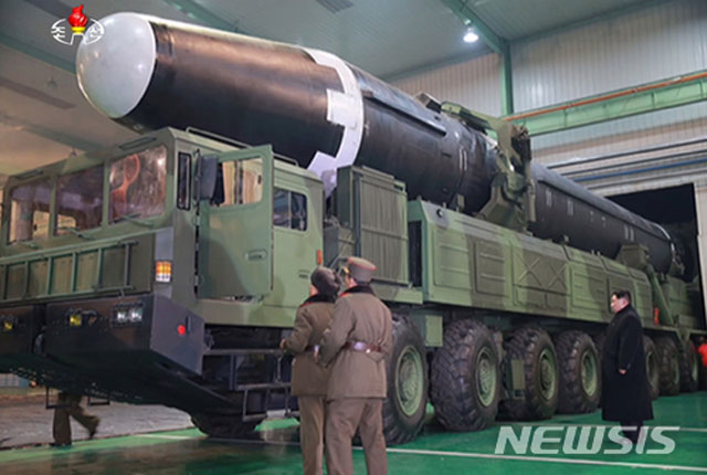 ▲ 대륙간 탄도미사일(ICBM) 화성-15형을 탑재한 이동식 발사차량(TEL). 북한의 TEL은 대부분 중국산으로 알려져 있다. ⓒ뉴시스. 무단전재 및 재배포 금지.