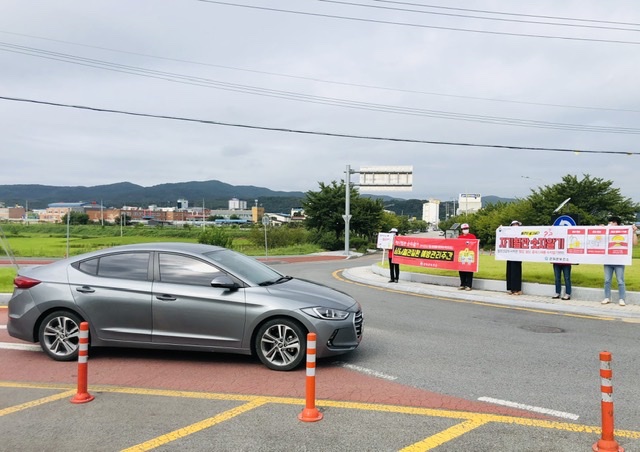 ▲ 군은 심뇌혈관질환 예방관리 집중홍보 주간을 맞아 군위읍의 유동인구가 많은 보건소와 군청 앞 회전교차로에서 아침 출근시간대에 맞춰 지역주민 및 직장인을 대상으로 현수막과 피켓 홍보를 시작했다.ⓒ군위군보건소