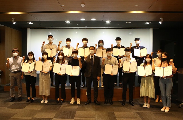 ▲ '제4회 부산혁신도시 오픈캠퍼스' 일경험 수료자와 HUG 관계자들이 기념 촬영을 하고 있다.ⓒHUG