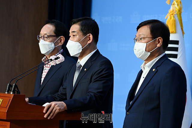 ▲ 김도읍·신원식·정점식 미래통합당 의원은 2일 오전 국회 소통관에서 기자회견을 열고 