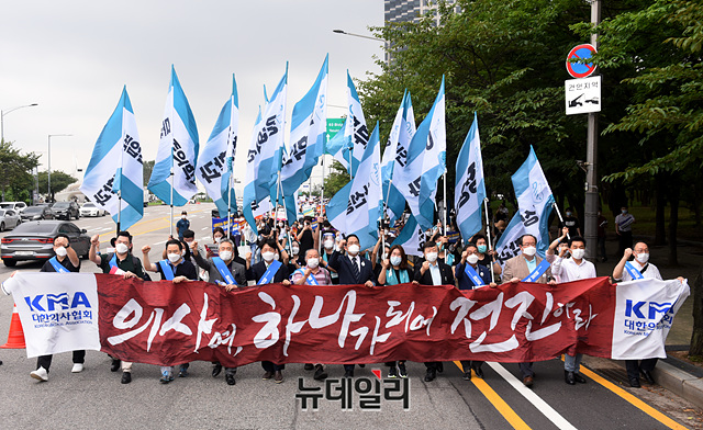 ▲ 지난달 14일 여의도공원에서 시위 중인 대한의사협회 관계자들. ⓒ박성원 기자