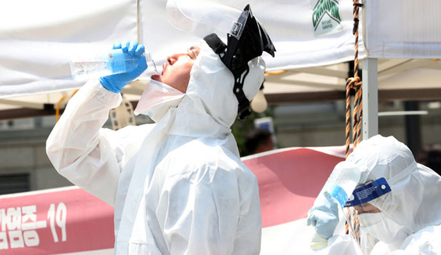 ▲ 지난 6월 더위 속에서 물을 마시는 의료진. ⓒ뉴시스. 무단전재 및 재배포 금지.