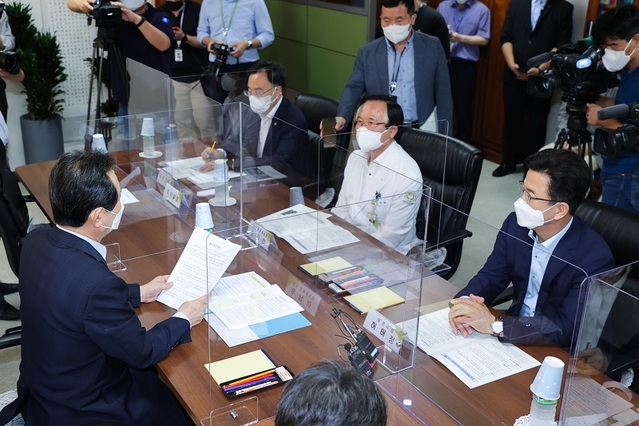 ▲ 정세균 국무총리가 2일 코로나19 상황에서 의료계의 집단행동에 따른 진료공백에 대비해 비상진료체계를 갖추고 의료 활동을 수행하는 병원 현장 의료진을 격려하기 위해 방문했다. 이날 정 총리의 대전보훈방문에는 허태정 대전시장, 이남우 국가보훈처 차장이 수행했다.ⓒ대전시