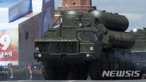 ▲ [모스크바=AP/뉴시스] 중국에 인도된 S-400. 러시아 첨단 방공미사일 체계 S-400이 지난 2017년 5월7일(현지시간) 모스크바에서 열린 전승절 기념 열병식 리허설에서 등장하고 있다. ⓒ뉴시스