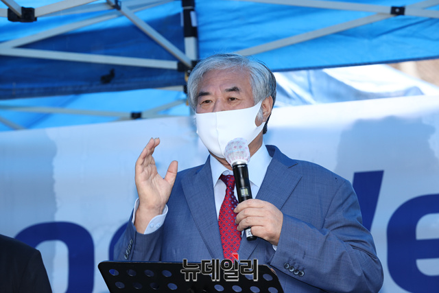 ▲ 전광훈 목사는 2일 오전 11시 서울 성북구 사랑제일교회 앞에서 기자회견을 열고 문재인 대통령에 대한 비난을 쏟아냈다. ⓒ정상윤 기자