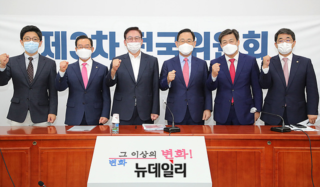 ▲ 주호영 미래통합당 원내대표, 정우택 전국위 의장 등 지도부가 2일 오전 국회에서 열린 제3차 전국위원회에서 기념촬영을 하고 있다.ⓒ박성원 기자
