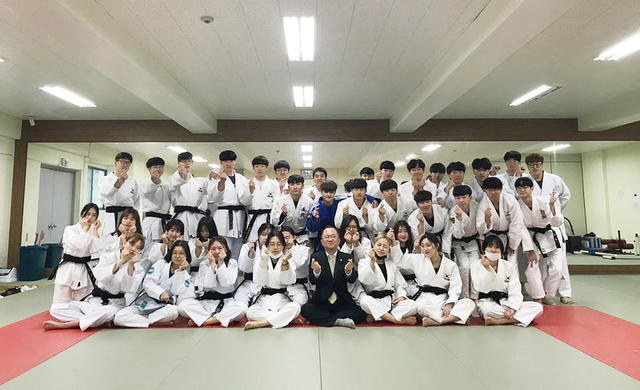 ▲ 경찰행정학과 학생들과 박동균 교수.ⓒ대구한의대