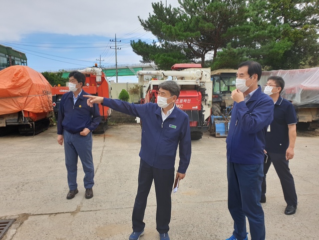 ▲ 경북농협은 지난 1일 제9호 태풍 ‘마이삭’이 북상함에 따라 경북지역 농업인 피해방지를 위한 재해대책회의를 개최하고, 취약지구 현장 점검을 실시했다.ⓒ경북농협