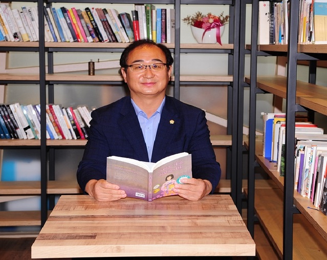▲ 김성우 진천군의회의장이 2일 함께 읽기 릴레이에 참여하고 있다.ⓒ진천군의회