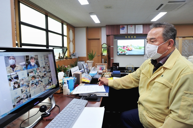 ▲ 김영만 군위군수는 2일 군위지역이 태풍 ‘마이삭’의 영향권에 들 것으로 예상되면서 안전사고 예방을 위해 산사태 취약지역, 급경사지, 하천변, 저수지 등 재해 우려지역을 점검했다.ⓒ군위군