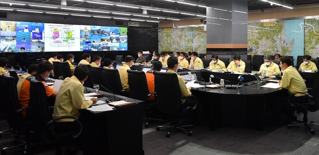 ▲ 이철우 지사는 2일 국무총리 주재 중앙재난안전대책본부 영상회의에서 북상중인 태풍 ‘마이삭’ 대비 현황을 설명하고, 매년 침수피해를 반복하는 강구시장의 재개발을 정부차원에서 지원해 줄 것을 건의했다.ⓒ경북도