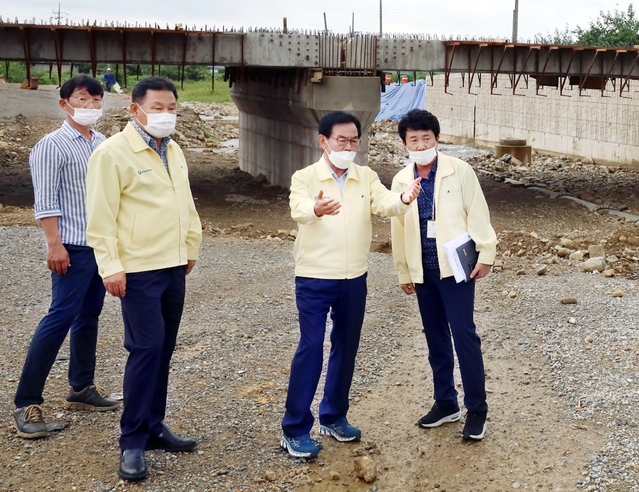 ▲ 백선기 칠곡군수(오른쪽 두번째)는 2일 제9호 태풍 '마이삭' 북상에 따라 관내 재해취약지역을 집중적으로 점검했다.ⓒ칠곡군
