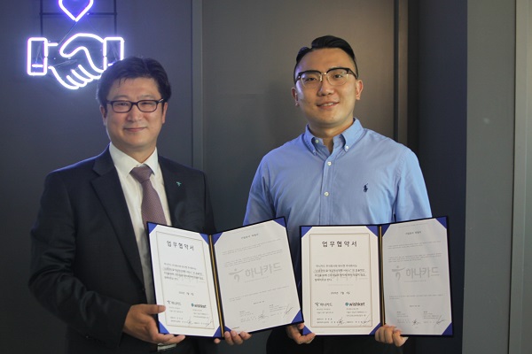 ▲ 지낟달 26일 위시켓 본사에서 진행된 “금융 비즈니스 모델 구축을 위한 업무 제휴 체결식”에서 한경호 하나카드 글로벌&신성장사업본부장(왼쪽)와 박우범 위시켓 대표가 함께 기념촬영을 하고 있다.ⓒ하나카드