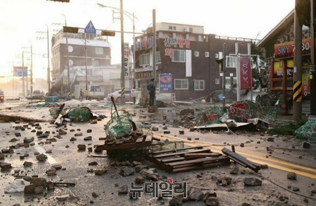 ▲ 포항구룡포 등 호미반도는 강풍으로 바닷물이 방파제를 넘는 월파(越波) 현상이 발생하면서 인도블럭이 도로를 덮치고 간판이 날리는 등 피해가 속출했다.ⓒ뉴데일리