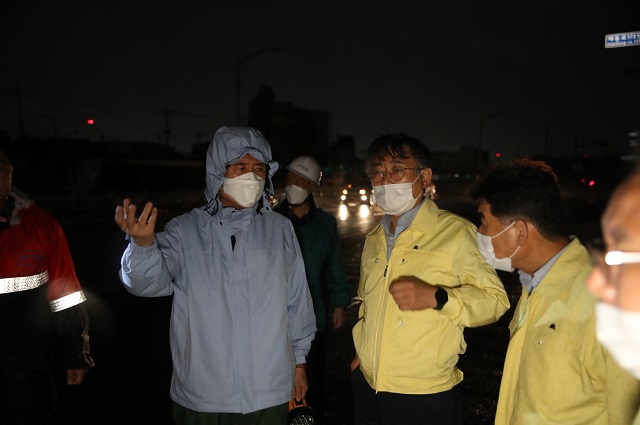 ▲ 이강덕 시장도 태풍 대비를 위해 전날부터 상습침수구역 및 지하차도, 산사태우려지역 등을 방문해 긴급현장점검을 했다.ⓒ포항시