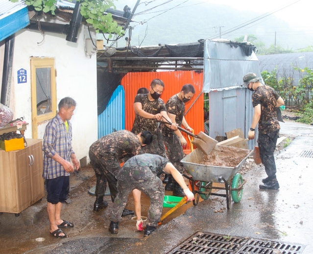 ▲ 단양군 영춘면에서 수해복구 활동을 펼치는 제3105부대 1대대 장병들.ⓒ단양군