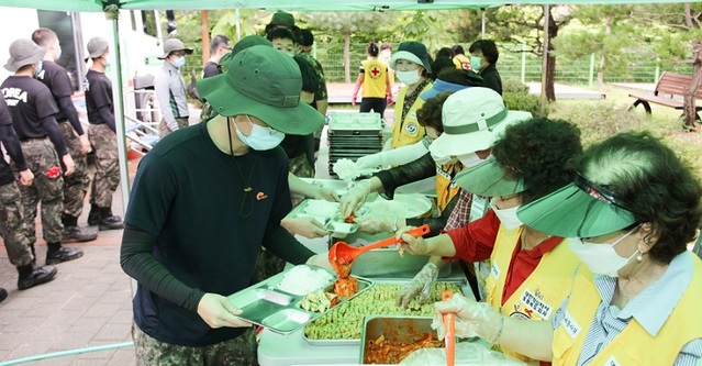 ▲ 수해복구에 나선 장병들에게 배식을 하고 있는 대한적십자사 단양군지구협의회 회원들.ⓒ단양군