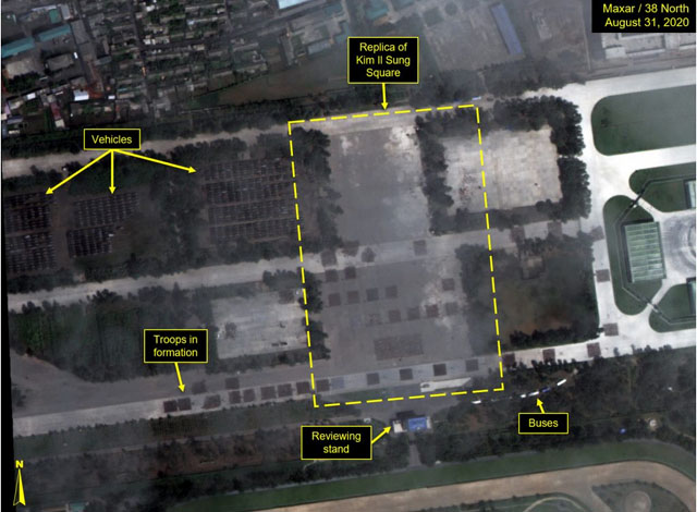 ▲ 김일성 광장을 본 딴 연습장에서 열병식 연습을 하는 북한군 대오. ⓒ미국 38노스 보고서 캡쳐.