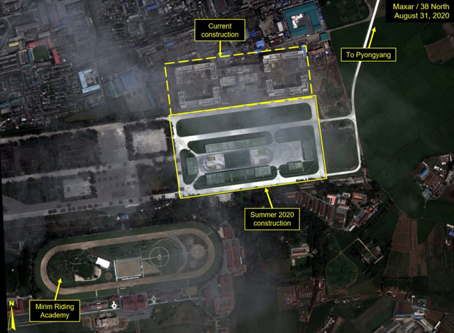 ▲ 열병식 연습장 옆에 있는 시설. 축구장 주변으로 100여 개의 건물이 서 있다. ⓒ38노스 보고서 캡쳐.