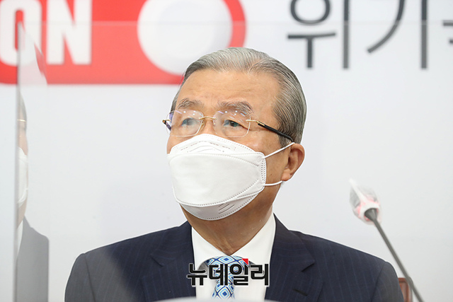 ▲ 김종인(사진) 국민의힘 비상대책위원장이 3일 오전 비대면으로 진행된 '취임 100일 기자회견'에서 문재인 대통령이 가장 잘못하는 일로 사법부 장악 등을 꼽았다. ⓒ이종현 기자