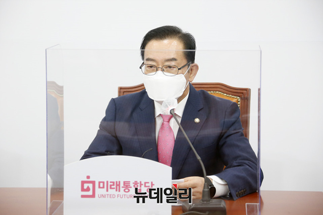 ▲ 이종배 국민의힘 정책위의장이 2일 오후 국회에서 열린 소상공인특위 1차 회의에서 모두발언을 하고 있다.(사진=미래통합당)
ⓒ이종현 기자