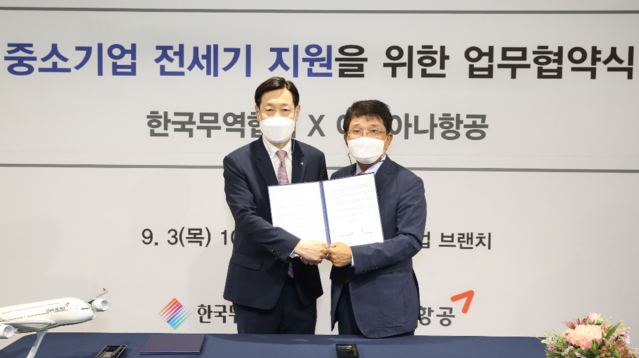 ▲ 3일(목) 삼성동 코엑스 한국무역협회에서 아시아나항공 김영헌 여객본부장(왼쪽), 한국무역협회 한진현 부회장(오른쪽)이 해외진출 상용 수요 지원을 위한 MOU를 체결한 뒤 기념촬영을 하고 있다. ⓒ 아시아나항공