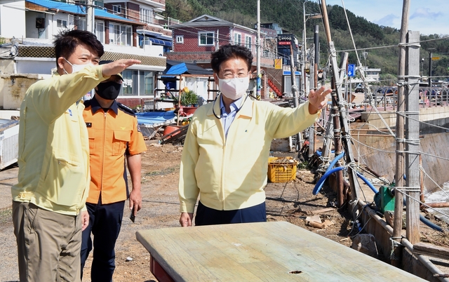 ▲ 이철우 경북도지사(오른쪽)는 3일 태풍 ‘마이삭’ 관통에 따라 침수와 정전 등의 피해가 발생한 영덕군 강구항 일대 피해현장을 찾았다. 왼쪽은 이희진 영덕군수.ⓒ경북도