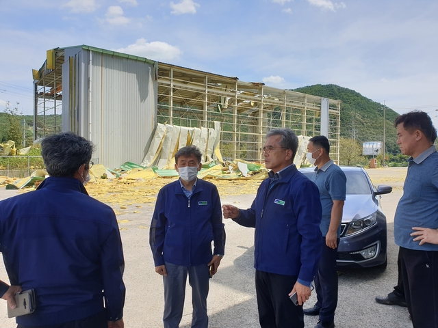 ▲ 경북농협 김춘안 본부장이 동경주농협 DSC(벼 건조저장시설) 창고 파손현장을 점검했다.ⓒ경북농협