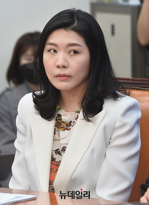 ▲ 신현영(사진) 등 더불어민주당 의원들이 재난 때 북한에 한국 의료인을 파견할 수 있게 한 법안을 발의해 파장이 커지고 있다. ⓒ박성원 기자