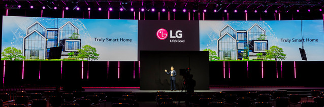 ▲ BS사업본부 유럽사업담당 김경호 부사장이 LG 씽큐 홈을 소개하는 모습 ⓒLG전자