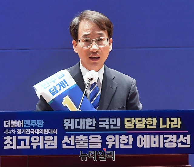 ▲ 이원욱(사진) 더불어민주당 의원이 8·15 광화문 집회를 허용한 재판장을 공개 저격하면서 내놓은 법안이 위헌 논란이 거세다. ⓒ권창회 기자