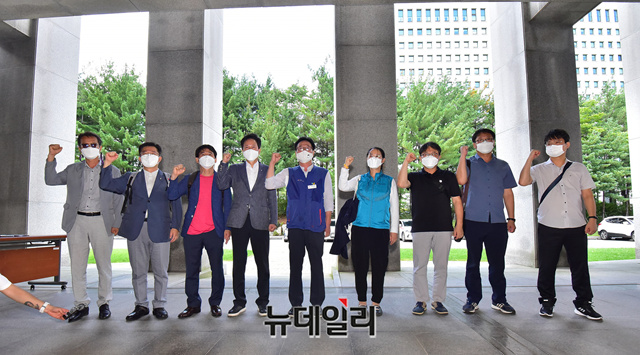 ▲ 전국교직원노동조합(전교조) 관계자들이 3일 오후 서울 서초구 대법원에서 법외노조 처분 취소소송 상고심에 출석하기 전 도열하고 있다. ⓒ정상윤 기자