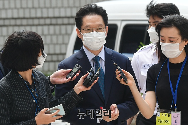 ▲ 김경수 경남도지사가 3일 서울고법 형사2부(함상훈 부장판사) 심리로 열린 자신의 항소심 속행 공판에 출석하고 있다. ⓒ권창회 기자