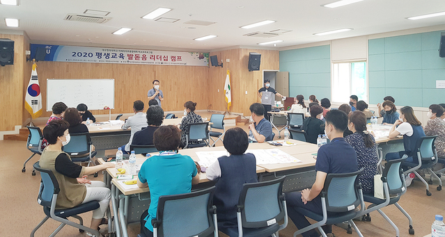 ▲ 캠프를 진행하고 있는 미래라이프융합대학 김문섭 학장.ⓒ대구한의대